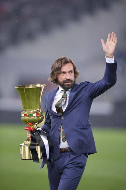 Andrea Pirlo porta in campo la Coppa Italia. Getty